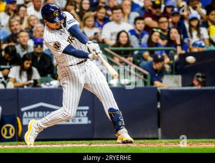 Milwaukee, États-Unis. 30 septembre 2023. Willy Adames, court-circuit des Brewers de Milwaukee, frappe un seul contre les Cubs de Chicago lors de la deuxième manche de leur match de baseball à l'American Family Field à Milwaukee, Wisconsin, le samedi 30 septembre 2023. Photo de Tannen Maury/UPI crédit : UPI/Alamy Live News Banque D'Images