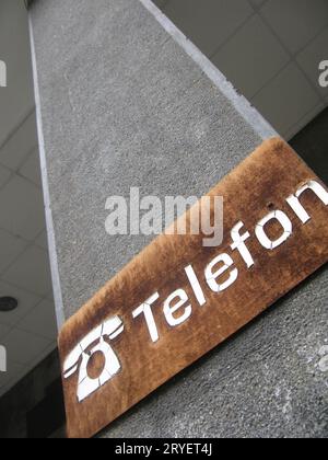 Symbole de téléphone fixe, fond blanc, marron Banque D'Images