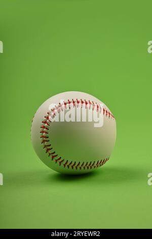 Fermer une balle de baseball sur le vert Banque D'Images