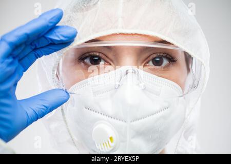 Femme scientifique de laboratoire médecin ou infirmière portant des lunettes de protection Banque D'Images