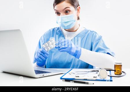 Femme médecin GP tenant la médecine prescrivant la thérapie du patient pendant le rendez-vous virtuel en ligne sur ordinateur portable dans le bureau Banque D'Images