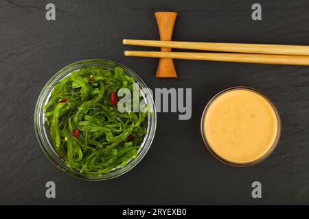 Salade d'algues wakame vertes avec sauce satay Banque D'Images