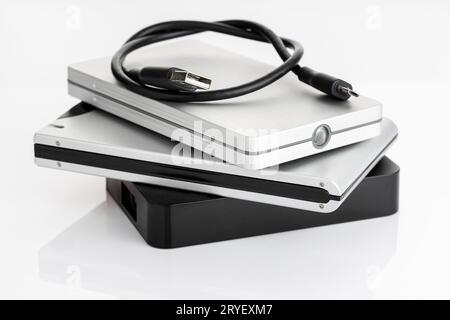 Pile d'un groupe de disque dur externe sur la table blanche Banque D'Images