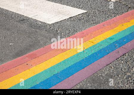 Drapeau arc-en-ciel, drapeau de fierté gay ou drapeau de fierté LGBTQ peint sur l'asphalte. Décoration urbaine Banque D'Images