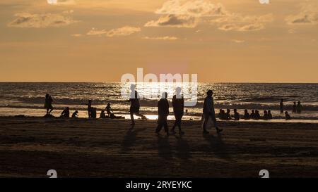 Kota Kinabalu, Sabah, Malaisie- 20 novembre 2021 : visiteur non identifié profitant d'une plage belle et propre au coucher du soleil Banque D'Images