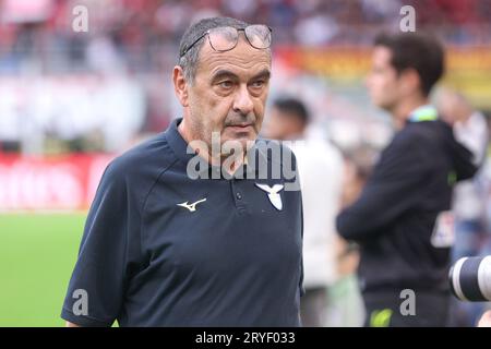 Milan, Italie. 30 septembre 2023. Italie, Milan, septembre 30 2023 : Maurizio Sarri (Manager SS Lazio) entre sur le terrain et monte sur le banc lors du match de football AC MILAN vs SS LAZIO, jour 7 Serie A 2023-2024 Stade San Siro (photo de Fabrizio Andrea Bertani/Pacific Press) crédit : Pacific Press Media production Corp./Alamy Live News Banque D'Images