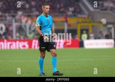 Milan, Italie. 30 septembre 2023. Italie, Milan, septembre 30 2023 : Davide Massa (arbitre) attend un lancer de gardien de but en seconde mi-temps pendant le match de football AC MILAN vs SS LAZIO, jour 7 Serie A 2023-2024 Stade San Siro (photo de Fabrizio Andrea Bertani/Pacific Press) crédit : Pacific Press Media production Corp./Alamy Live News Banque D'Images