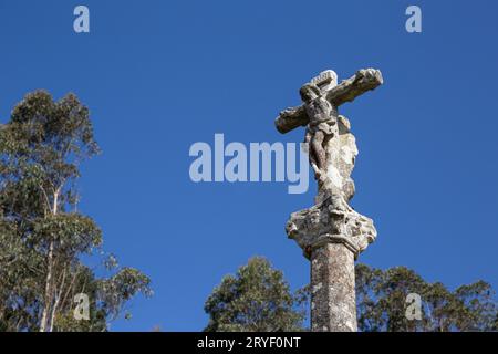 Ancienne croix en pierre sculptée appelée Cruceiro. Galice, Espagne. Angle bas. Copier l'espace Banque D'Images