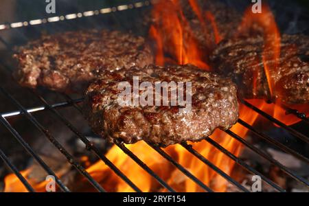 Hamburger de bœuf pour hamburger sur barbecue à flamme Banque D'Images