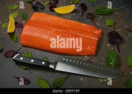 Filet de saumon cru sur la table Banque D'Images