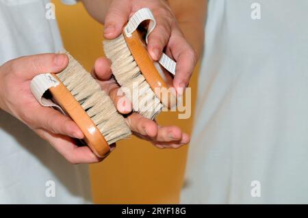 Utilisation de brosses à un massage des mains Banque D'Images