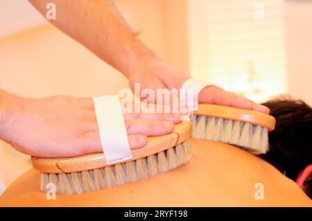 En utilisant des brosses au massage Banque D'Images