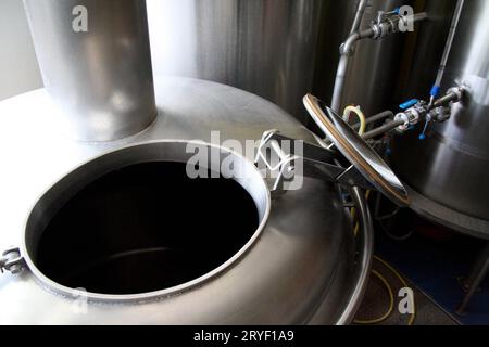 Brassage de bière dans une bouilloire dans une petite brasserie Banque D'Images