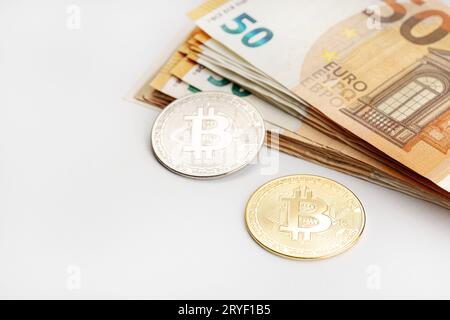 Pièces de Bitcoin et billets en euros. Concept de crypto-monnaie contre monnaie fiduciaire Banque D'Images