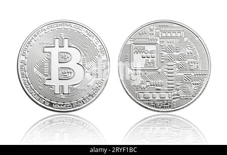 Pièce de monnaie Bitcoin en argent isolée sur fond blanc Banque D'Images