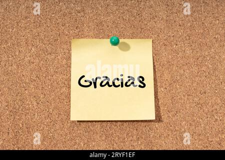 Merci mot en espagnol sur note jaune sur liège carte Banque D'Images