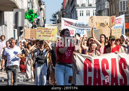 Porto, Portugal. 30 septembre 2023. Un manifestant parle à un collègue pendant la manifestation. La manifestation "des maisons à vivre" a eu lieu à Porto, a commencé sur la place Batalha et s'est terminée à Aliados, devant la mairie. Crédit : SOPA Images Limited/Alamy Live News Banque D'Images