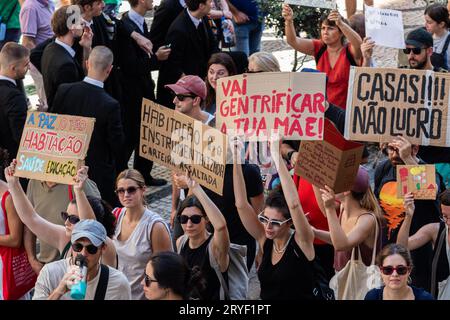 Porto, Portugal. 30 septembre 2023. Les manifestants tiennent des pancartes exprimant leur opinion pendant la manifestation. La manifestation "des maisons à vivre" a eu lieu à Porto, a commencé sur la place Batalha et s'est terminée à Aliados, devant la mairie. Crédit : SOPA Images Limited/Alamy Live News Banque D'Images