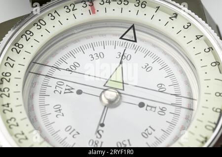 Gros plan d'une boussole. Concept de guidage Banque D'Images