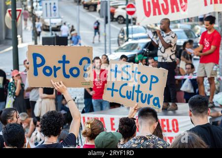 Porto, Portugal. 30 septembre 2023. Les manifestants brandissent des pancartes exprimant leur opinion pendant la manifestation. La manifestation "des maisons à vivre" a eu lieu à Porto, a commencé sur la place Batalha et s'est terminée à Aliados, devant la mairie. Crédit : SOPA Images Limited/Alamy Live News Banque D'Images