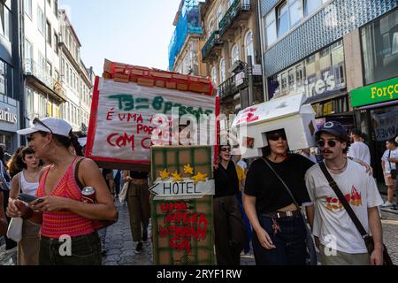 Porto, Portugal. 30 septembre 2023. Des manifestants prennent part à la manifestation. La manifestation "des maisons à vivre" a eu lieu à Porto, a commencé sur la place Batalha et s'est terminée à Aliados, devant la mairie. Crédit : SOPA Images Limited/Alamy Live News Banque D'Images