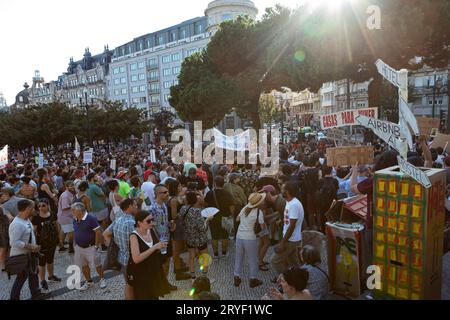 Porto, Portugal. 30 septembre 2023. Les manifestants se rassemblent pendant la manifestation. La manifestation "des maisons à vivre" a eu lieu à Porto, a commencé sur la place Batalha et s'est terminée à Aliados, devant la mairie. Crédit : SOPA Images Limited/Alamy Live News Banque D'Images