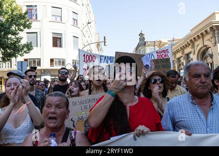 Porto, Portugal. 30 septembre 2023. Les manifestants chantent des slogans pendant la manifestation. La manifestation "des maisons à vivre" a eu lieu à Porto, a commencé sur la place Batalha et s'est terminée à Aliados, devant la mairie. Crédit : SOPA Images Limited/Alamy Live News Banque D'Images