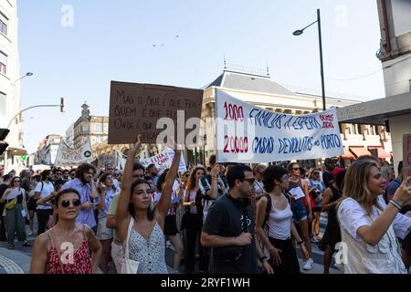 Porto, Portugal. 30 septembre 2023. marche des manifestants pendant la manifestation. La manifestation "des maisons à vivre" a eu lieu à Porto, a commencé sur la place Batalha et s'est terminée à Aliados, devant la mairie. Crédit : SOPA Images Limited/Alamy Live News Banque D'Images