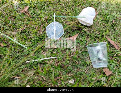 Ordures sur le sol. Tasse en plastique trash.problème écologique mondial. Banque D'Images