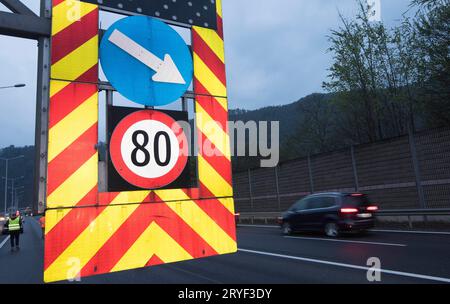 panneau de limite de vitesse de 80 kilomètres par heure Banque D'Images