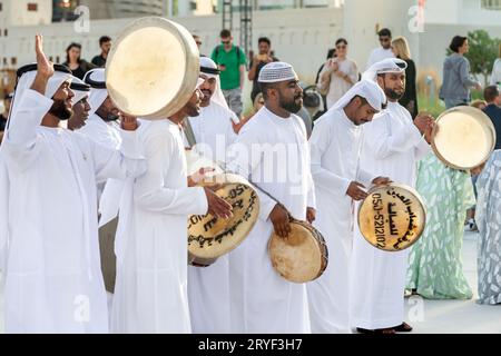 ABU DHABI, Émirats Arabes Unis - 14 DÉCEMBRE 2019 : danse traditionnelle émiratie Al Ayalah au festival Al Hosn Banque D'Images