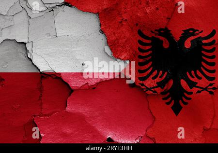 Drapeaux de Pologne et d'Albanie peints sur mur fissuré Banque D'Images