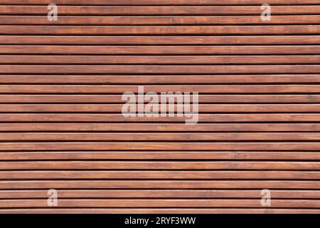 Texture d'arrière-plan du panneau en bois. Motif en bois décoratif horizontal sur la façade du bâtiment Banque D'Images