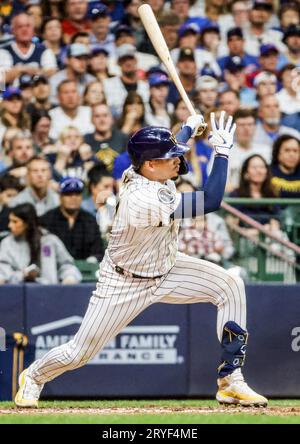 Milwaukee, États-Unis. 30 septembre 2023. Willy Adames, court-circuit des Brewers de Milwaukee, frappe un seul contre les Cubs de Chicago lors de la quatrième manche de leur match de baseball à l'American Family Field à Milwaukee, Wisconsin, le samedi 30 septembre 2023. Photo de Tannen Maury/UPI crédit : UPI/Alamy Live News Banque D'Images