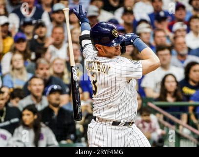 Milwaukee, États-Unis. 30 septembre 2023. Josh Donaldson, troisième joueur de base des Brewers de Milwaukee, relâche sa batte alors qu’il bat les Cubs de Chicago lors de la quatrième manche de leur match de baseball à l’American Family Field à Milwaukee, Wisconsin, le samedi 30 septembre 2023. Photo de Tannen Maury/UPI crédit : UPI/Alamy Live News Banque D'Images