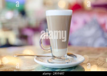 Café latte dans une tasse de verre au café Banque D'Images