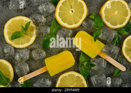 Popsicles glacés au citron et à la menthe sur la table Banque D'Images