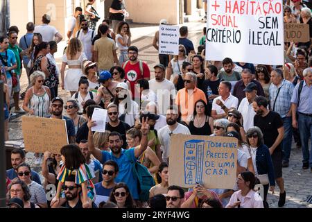 Porto, Portugal. 30 septembre 2023. Les manifestants tiennent des pancartes exprimant leur opinion pendant la manifestation. La manifestation "des maisons à vivre" a eu lieu à Porto, a commencé sur la place Batalha et s'est terminée à Aliados, devant la mairie. (Photo de Teresa Nunes/SOPA Images/Sipa USA) crédit : SIPA USA/Alamy Live News Banque D'Images