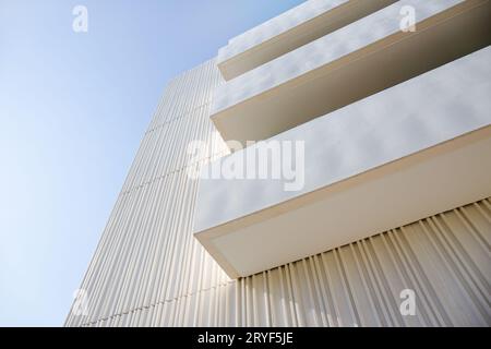 Vue à angle bas sur les balcons d'une façade de bâtiment moderne. Façade décorative en béton blanc. Copier l'espace Banque D'Images