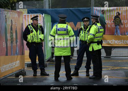 Manchester, Royaume-Uni. 30 septembre 2023. Les policiers gardent les points d'entrée dans la clôture entourant la conférence. La police met en place un anneau de sécurité en acier dans les rues autour du Central Convention Complex et du Midland Hotel à Manchester. Les mesures portent le nom de code «Operation Protector» et seront supervisées par la police du Grand Manchester (GMP). Les GMP tiennent à faciliter les manifestations pacifiques, ce qu'ils attendent, mais avertissent qu'ils prendront des mesures rapides contre quiconque enfreint la loi. Crédit : SOPA Images Limited/Alamy Live News Banque D'Images