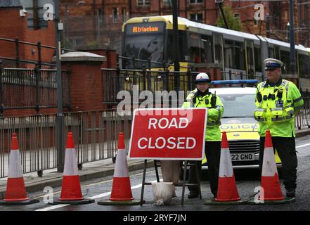 Manchester, Royaume-Uni. 30 septembre 2023. Les policiers se tiennent à côté d'un panneau qui annonce "Road Closed". La police met en place un anneau de sécurité en acier dans les rues autour du Central Convention Complex et du Midland Hotel à Manchester. Les mesures portent le nom de code «Operation Protector» et seront supervisées par la police du Grand Manchester (GMP). Les GMP tiennent à faciliter les manifestations pacifiques, ce qu'ils attendent, mais avertissent qu'ils prendront des mesures rapides contre quiconque enfreint la loi. (Photo Martin Pope/SOPA Images/Sipa USA) crédit : SIPA USA/Alamy Live News Banque D'Images