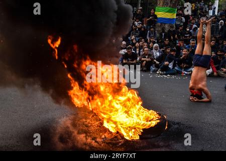 Bandung, Indonésie. 29 septembre 2023. Les étudiants se sont produits théâtralement au Black September action, à Gedung Sate, Bandung, West Java, Indonésie le 29 2023 septembre. Ils ont exigé que le gouvernement provincial de Java Ouest résolve les problèmes de déchets et de droits humains à Rempang. (Photo Dimas Rachmatsyah/INA photo Agency/Sipa USA) crédit : SIPA USA/Alamy Live News Banque D'Images