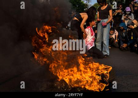 Bandung, Indonésie. 29 septembre 2023. Les étudiants se sont produits théâtralement au Black September action, à Gedung Sate, Bandung, West Java, Indonésie le 29 2023 septembre. Ils ont exigé que le gouvernement provincial de Java Ouest résolve les problèmes de déchets et de droits humains à Rempang. (Photo Dimas Rachmatsyah/INA photo Agency/Sipa USA) crédit : SIPA USA/Alamy Live News Banque D'Images