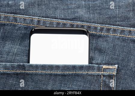 Gros plan d'un smartphone dans une poche pour jeans avec écran blanc vierge. Maquette de modèle Banque D'Images