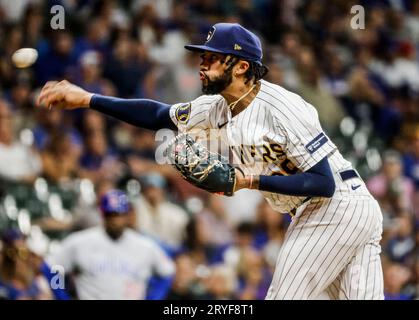 Milwaukee, États-Unis. 30 septembre 2023. Le lanceur de secours des Brewers de Milwaukee Devin Williams lance contre les Cubs de Chicago lors de la neuvième manche de leur match de baseball à l’American Family Field à Milwaukee, Wisconsin, le samedi 30 septembre 2023. Photo de Tannen Maury/UPI crédit : UPI/Alamy Live News Banque D'Images