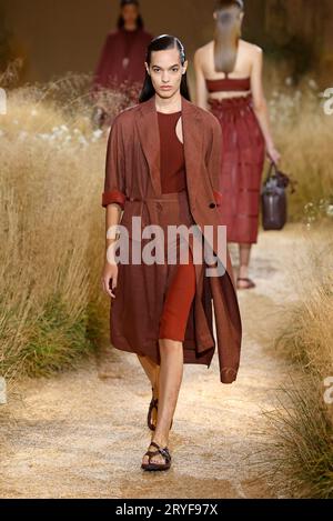 Paris, France. 30 septembre 2023. Un mannequin présente une création des collections de prêt-à-porter Hermès Printemps/été 2024 lors de la Paris Fashion week à Paris, France, le 30 septembre 2023. Crédit : Piero Biasion/Xinhua/Alamy Live News Banque D'Images