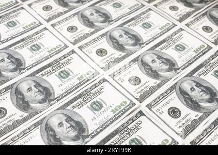 Arrière-plan du dollar AMÉRICAIN. Gros plan d'une rangée de billets de cent billets de dollars. Devise américaine Banque D'Images