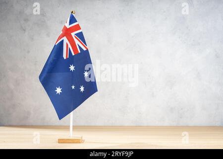 Drapeau de table australien sur un mur blanc texturé. Espace de copie pour le texte, les conceptions ou les mises en plan Banque D'Images