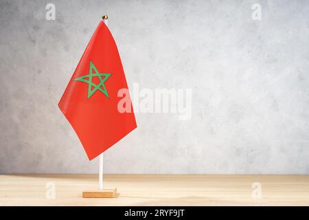 Drapeau de table marocain sur paroi texturée blanche. Espace de copie pour le texte, les conceptions ou les mises en plan Banque D'Images