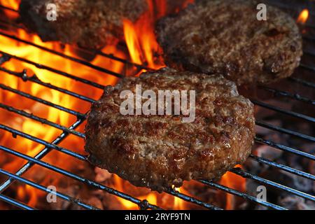 Hamburger de bœuf pour hamburger sur barbecue à flamme Banque D'Images